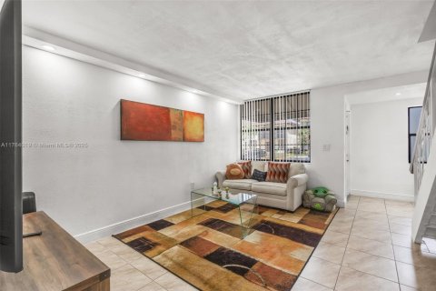 Condo in Miami, Florida, 2 bedrooms  № 1697347 - photo 5
