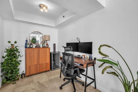 Condo in Miami, Florida, 2 bedrooms  № 1933162 - photo 16