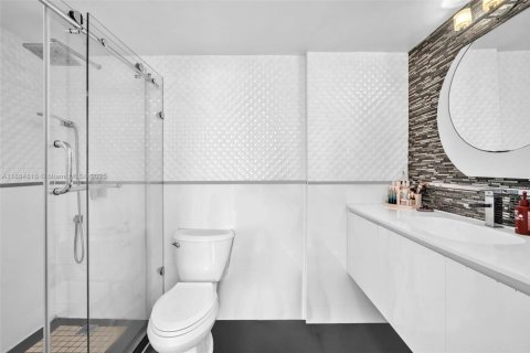 Condo in Miami, Florida, 2 bedrooms  № 1933162 - photo 12
