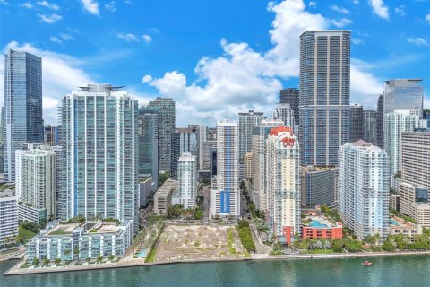 Condo in Miami, Florida, 2 bedrooms  № 1933162 - photo 1