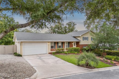 House in Gainesville, Florida 5 bedrooms, 220.64 sq.m. № 1851817 - photo 1