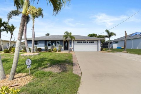 House in Cape Coral, Florida 3 bedrooms, 153.29 sq.m. № 1739114 - photo 2
