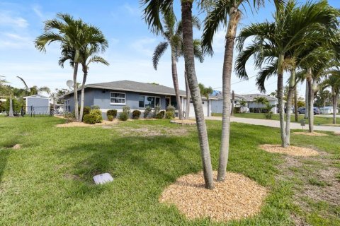 House in Cape Coral, Florida 3 bedrooms, 153.29 sq.m. № 1739114 - photo 5