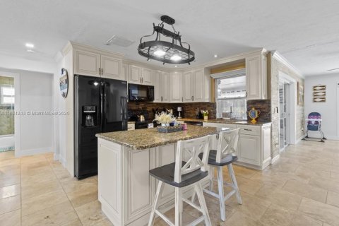 House in Cape Coral, Florida 3 bedrooms, 153.29 sq.m. № 1739114 - photo 11