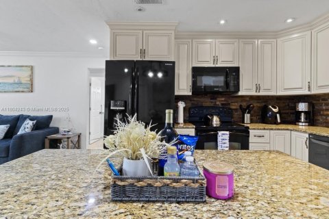 House in Cape Coral, Florida 3 bedrooms, 153.29 sq.m. № 1739114 - photo 9