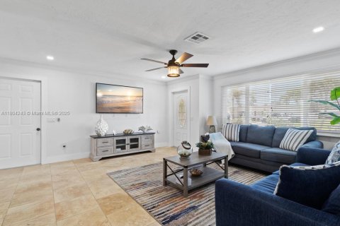 House in Cape Coral, Florida 3 bedrooms, 153.29 sq.m. № 1739114 - photo 6