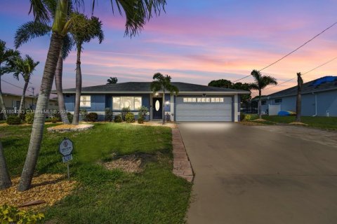 House in Cape Coral, Florida 3 bedrooms, 153.29 sq.m. № 1739114 - photo 1