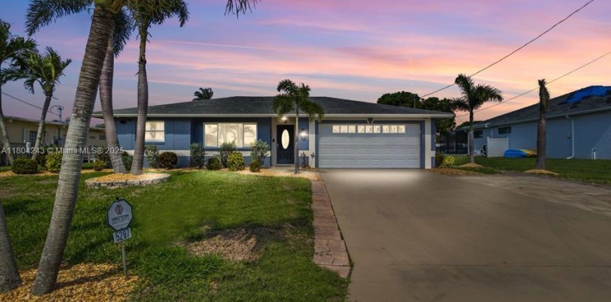 House in Cape Coral, Florida 3 bedrooms, 153.29 sq.m. № 1739114