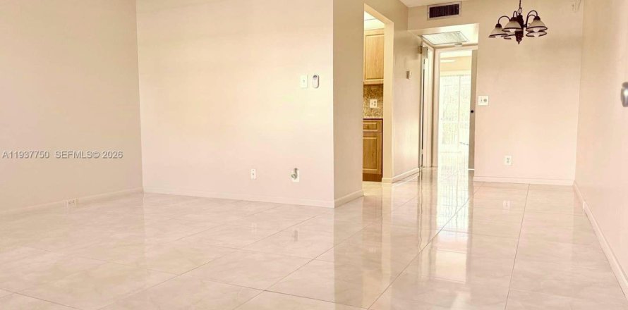 Condo in Pembroke Pines, Florida, 1 bedroom  № 1995413