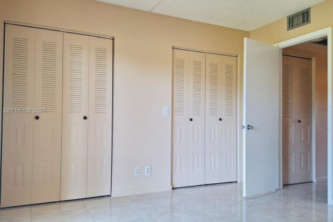 Condo in Pembroke Pines, Florida, 1 bedroom  № 1995413 - photo 3