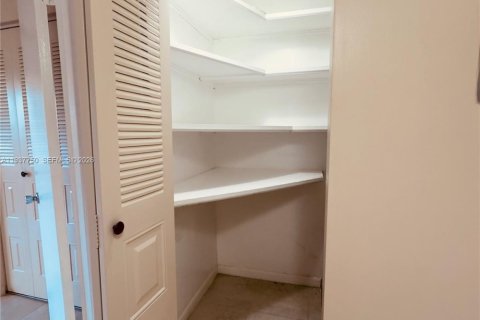 Condo in Pembroke Pines, Florida, 1 bedroom  № 1995413 - photo 18