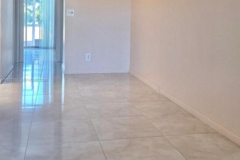 Condo in Pembroke Pines, Florida, 1 bedroom  № 1995413 - photo 15