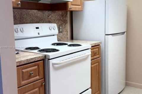Condo in Pembroke Pines, Florida, 1 bedroom  № 1995413 - photo 16