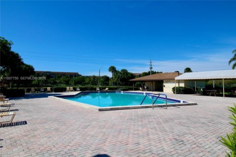 Condo in Pembroke Pines, Florida, 1 bedroom  № 1995413 - photo 7