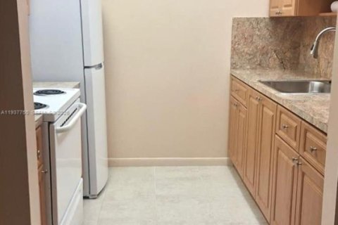 Condo in Pembroke Pines, Florida, 1 bedroom  № 1995413 - photo 17