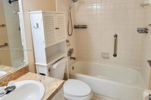 Condo in Pembroke Pines, Florida, 1 bedroom  № 1995413 - photo 2
