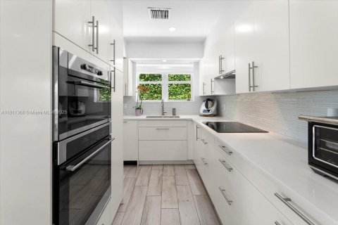 House in Coral Gables, Florida 3 bedrooms, 286.05 sq.m. № 1766902 - photo 30