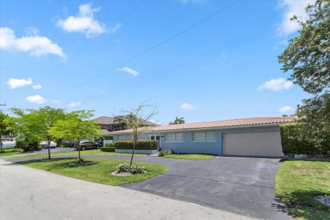 House in Coral Gables, Florida 3 bedrooms, 286.05 sq.m. № 1766902 - photo 14