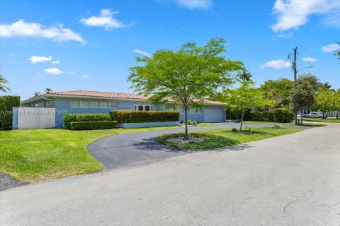 House in Coral Gables, Florida 3 bedrooms, 286.05 sq.m. № 1766902 - photo 12