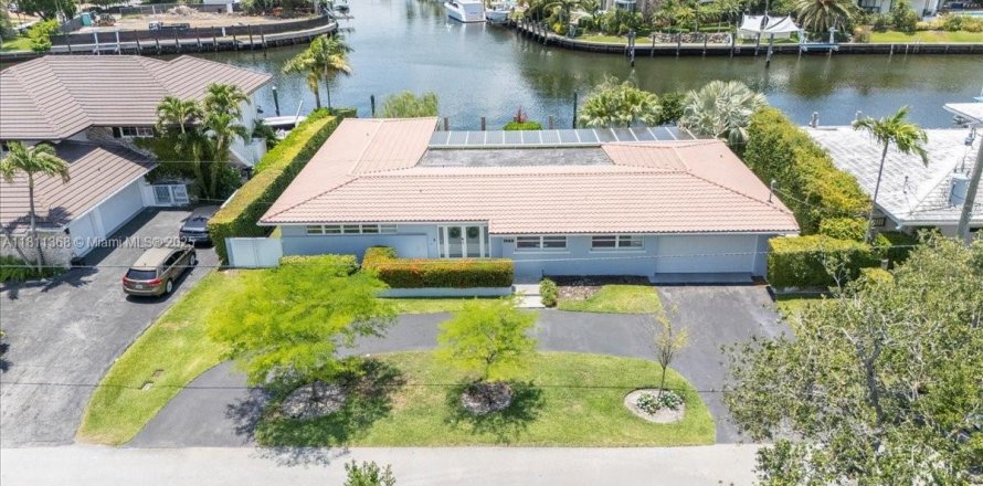 House in Coral Gables, Florida 3 bedrooms, 286.05 sq.m. № 1766902