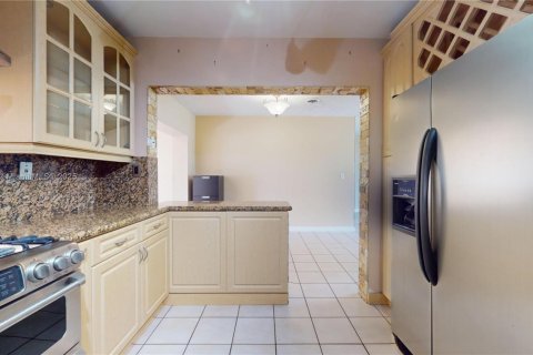 House in Miami, Florida 4 bedrooms, 191.47 sq.m. № 1957297 - photo 12