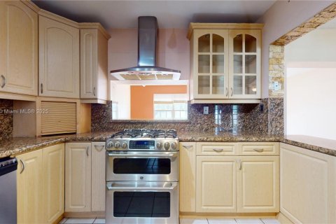 House in Miami, Florida 4 bedrooms, 191.47 sq.m. № 1957297 - photo 11