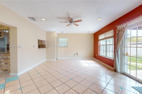 House in Miami, Florida 4 bedrooms, 191.47 sq.m. № 1957297 - photo 14