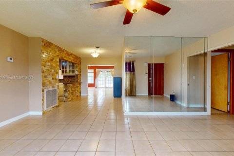 House in Miami, Florida 4 bedrooms, 191.47 sq.m. № 1957297 - photo 8