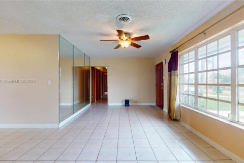 House in Miami, Florida 4 bedrooms, 191.47 sq.m. № 1957297 - photo 7