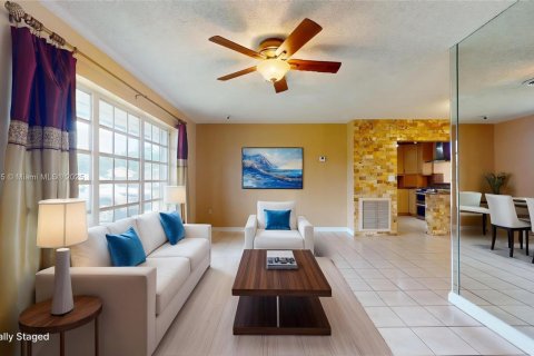 House in Miami, Florida 4 bedrooms, 191.47 sq.m. № 1957297 - photo 5