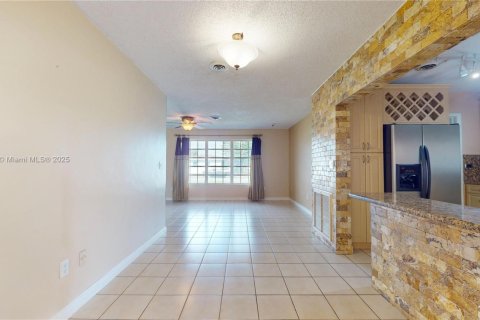 House in Miami, Florida 4 bedrooms, 191.47 sq.m. № 1957297 - photo 17