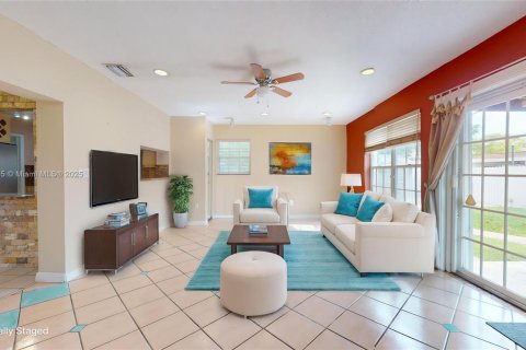 House in Miami, Florida 4 bedrooms, 191.47 sq.m. № 1957297 - photo 13