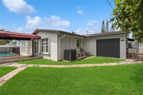 House in Miami, Florida 4 bedrooms, 191.47 sq.m. № 1957297 - photo 3