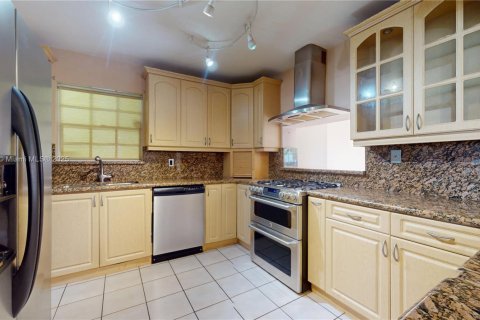 House in Miami, Florida 4 bedrooms, 191.47 sq.m. № 1957297 - photo 10