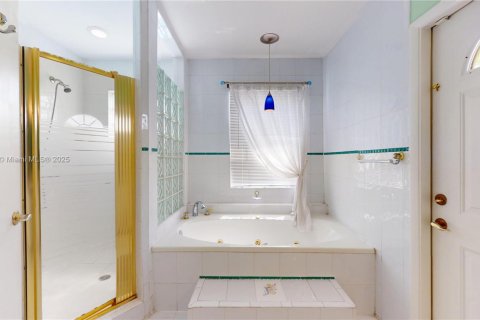 House in Miami, Florida 4 bedrooms, 191.47 sq.m. № 1957297 - photo 27