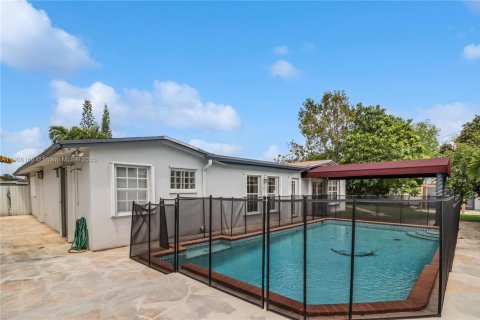 House in Miami, Florida 4 bedrooms, 191.47 sq.m. № 1957297 - photo 2