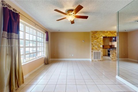 House in Miami, Florida 4 bedrooms, 191.47 sq.m. № 1957297 - photo 6