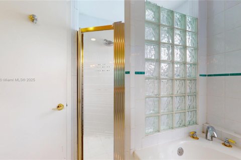 House in Miami, Florida 4 bedrooms, 191.47 sq.m. № 1957297 - photo 28