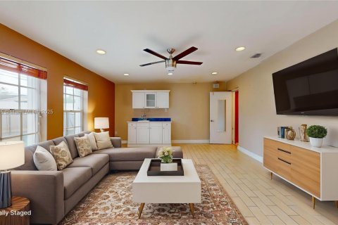 House in Miami, Florida 4 bedrooms, 191.47 sq.m. № 1957297 - photo 19