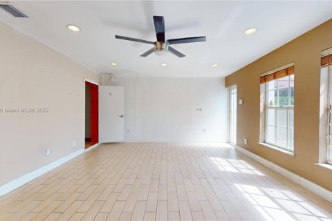 House in Miami, Florida 4 bedrooms, 191.47 sq.m. № 1957297 - photo 21