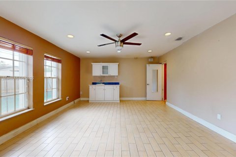 House in Miami, Florida 4 bedrooms, 191.47 sq.m. № 1957297 - photo 20