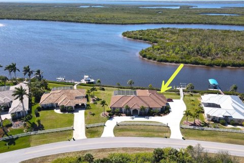 House in Port Charlotte, Florida 4 bedrooms, 333.05 sq.m. № 2112087