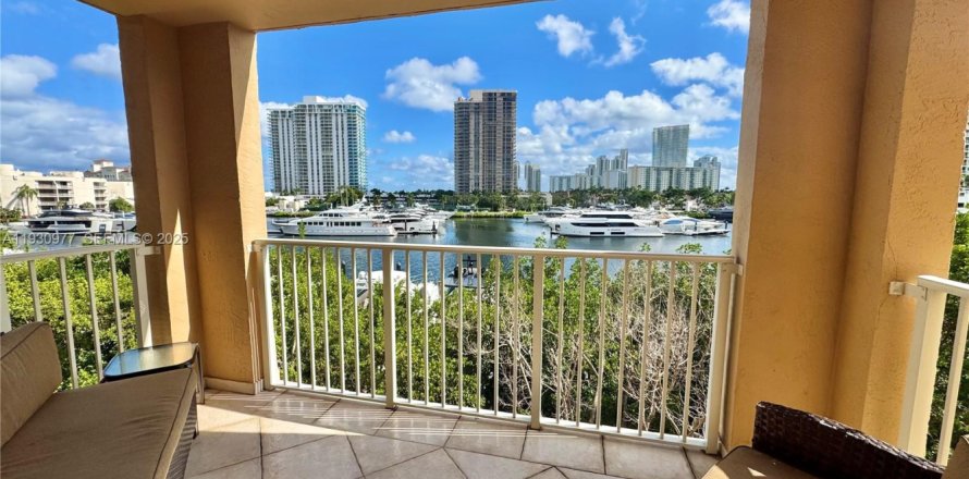 Condominio en Aventura, Florida, 3 dormitorios  № 2035083
