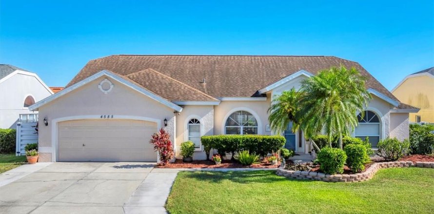 House in Bradenton, Florida 3 bedrooms, 216.28 sq.m. № 1746525