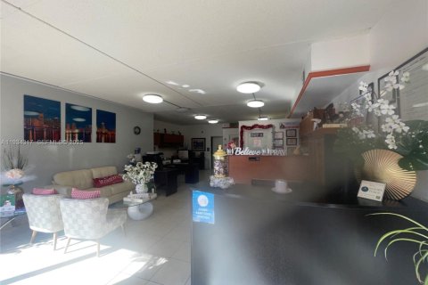 Propiedad comercial en venta en Cutler Bay, Florida № 1992673 - foto 4