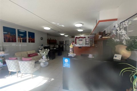 Propiedad comercial en venta en Cutler Bay, Florida № 1992673 - foto 3