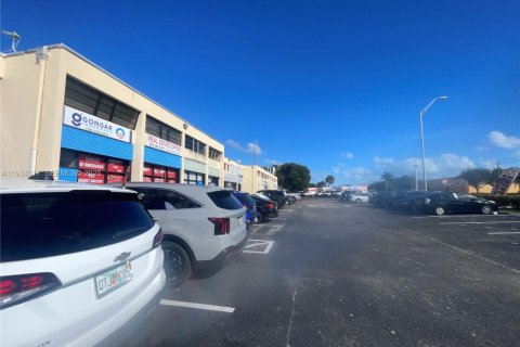 Propiedad comercial en venta en Cutler Bay, Florida № 1992673 - foto 2