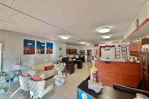 Propiedad comercial en venta en Cutler Bay, Florida № 1992673 - foto 5