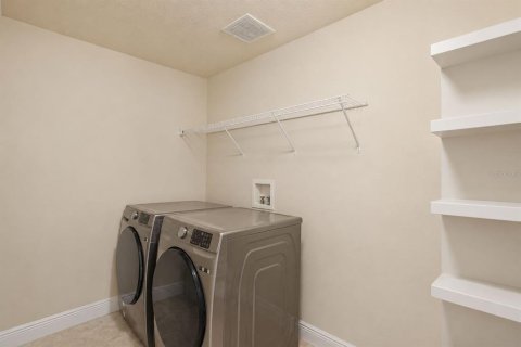 Casa en venta en Deltona, Florida, 5 dormitorios, 355.63 m2 № 2223483 - foto 27