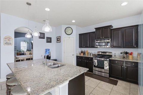 Casa en venta en Deltona, Florida, 5 dormitorios, 355.63 m2 № 2223483 - foto 10